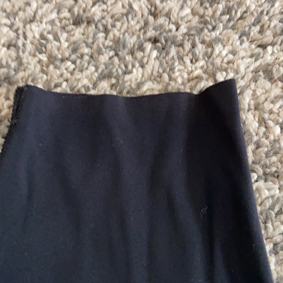Black leggings with pockets. No size tag. - Picture 2 of 2